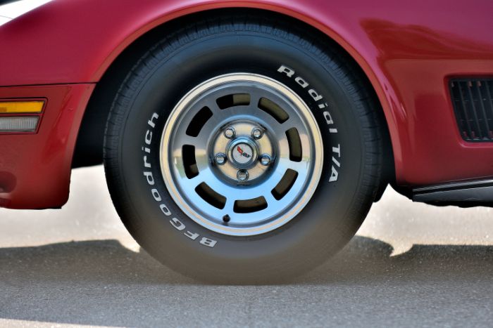 Chevrolet-Corvette-1981-Red-Red-27