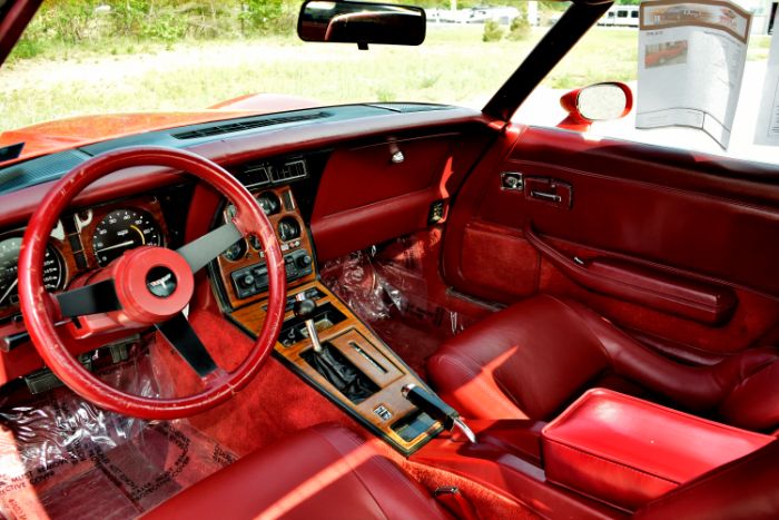 Chevrolet-Corvette-1981-Red-Red-32