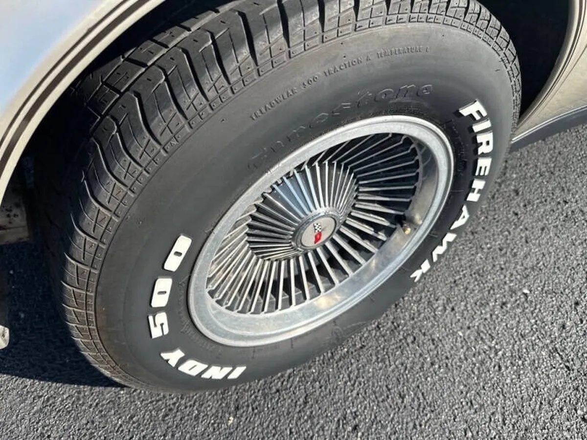 Chevrolet-Corvette-1982-Beige-Beige-10