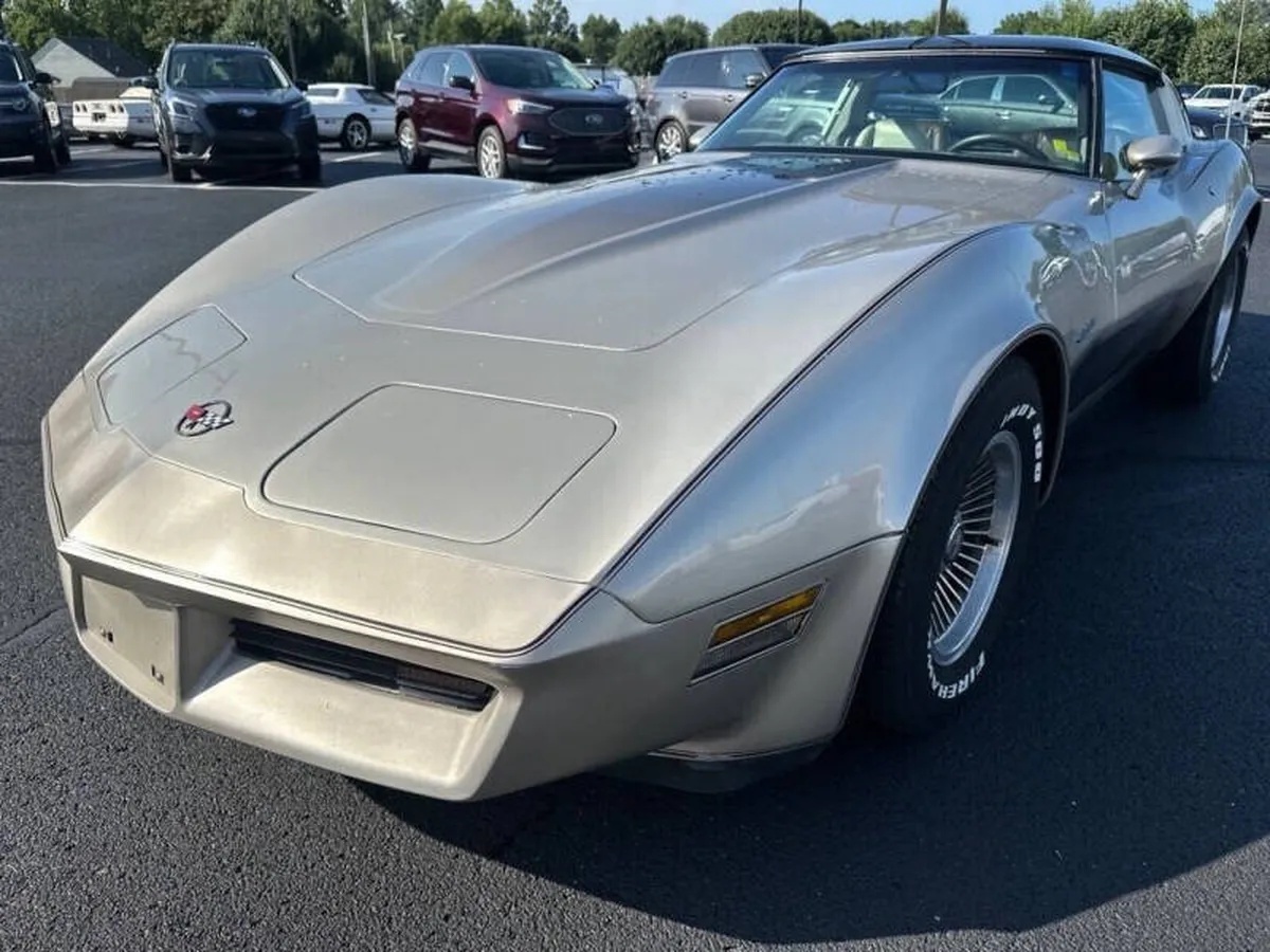 Chevrolet-Corvette-1982-Beige-Beige-2
