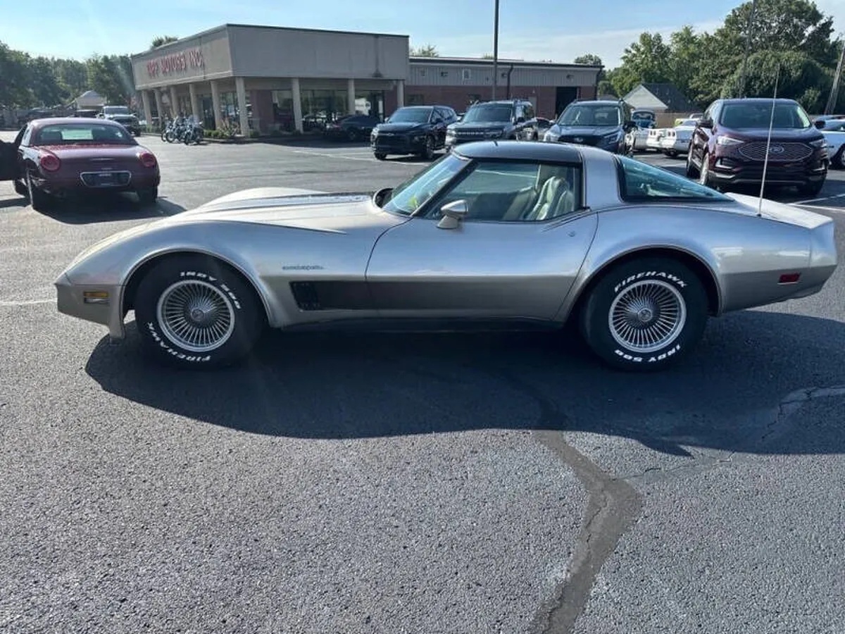 Chevrolet-Corvette-1982-Beige-Beige-3