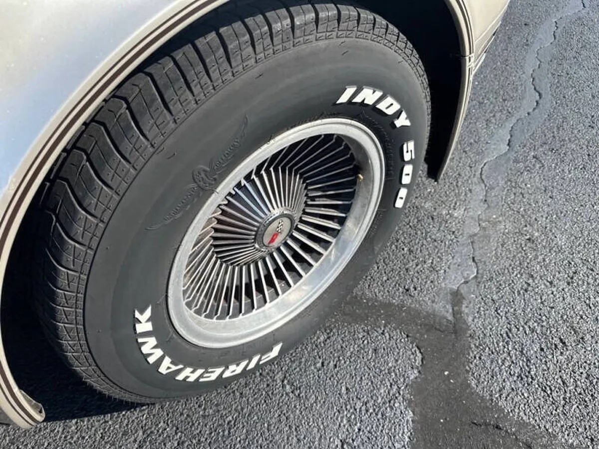 Chevrolet-Corvette-1982-Beige-Beige-7