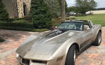 Chevrolet-Corvette-1982-Coupe-1