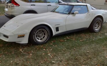 Chevrolet-Corvette-1982-Coupe-1