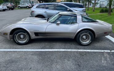 Chevrolet-Corvette-1982-Coupe-11
