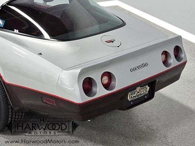 Chevrolet-Corvette-1982-Coupe-12