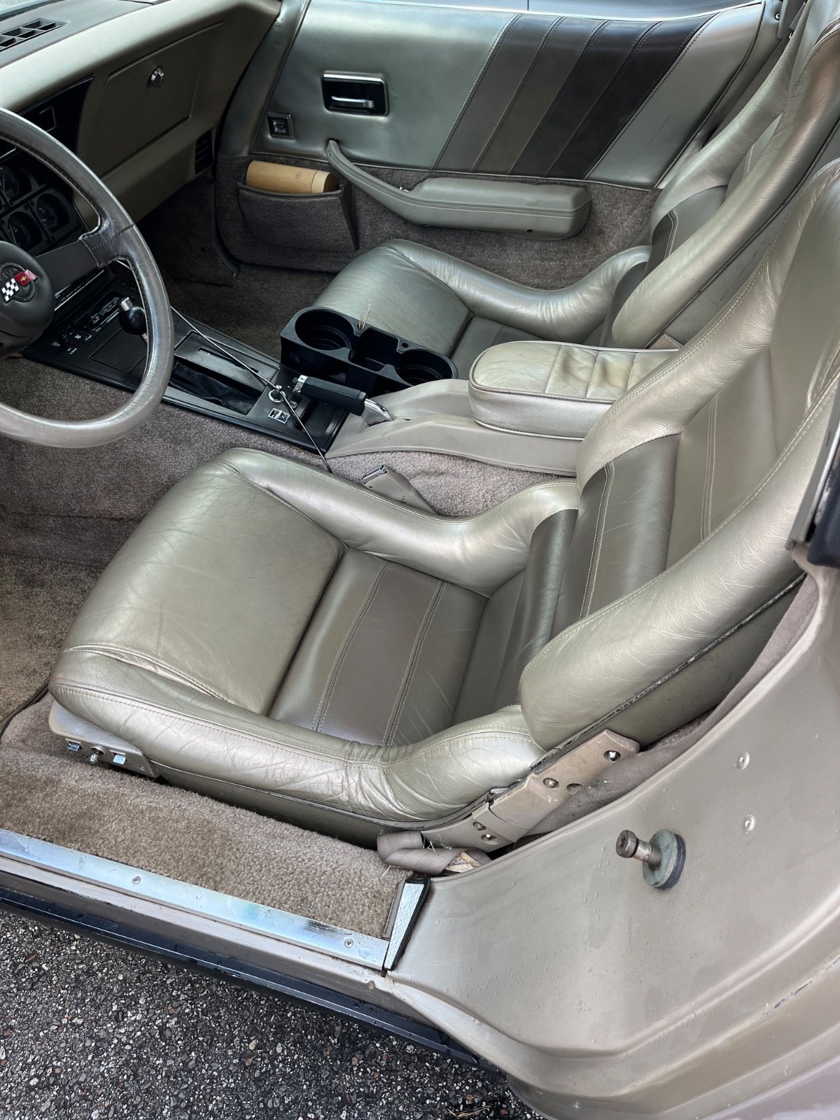Chevrolet-Corvette-1982-Coupe-12