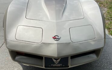 Chevrolet-Corvette-1982-Coupe-2