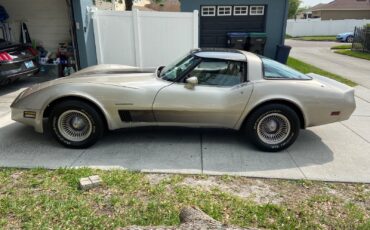 Chevrolet-Corvette-1982-Coupe-3