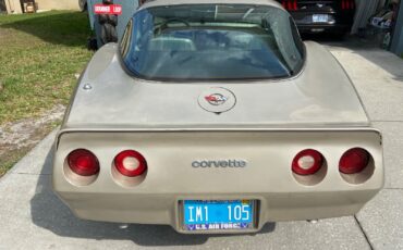 Chevrolet-Corvette-1982-Coupe-4