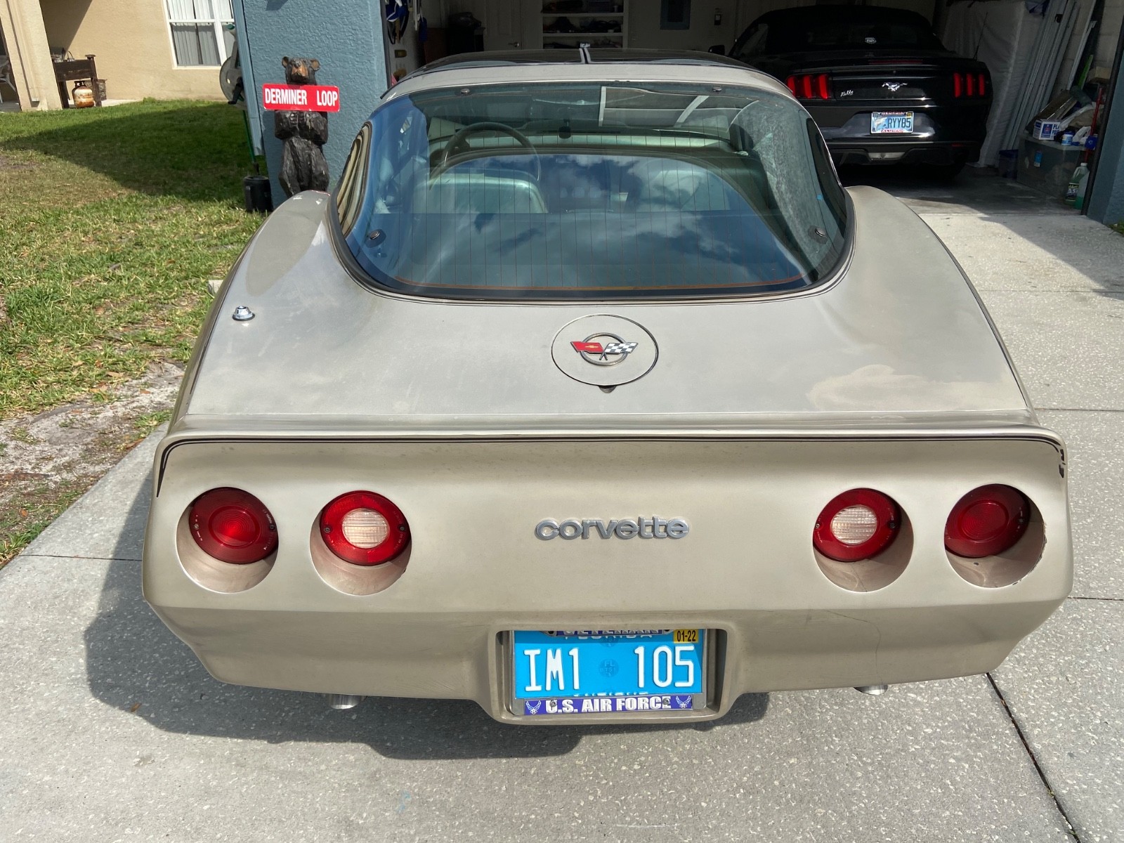 Chevrolet-Corvette-1982-Coupe-4