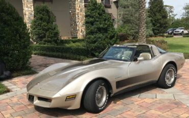 Chevrolet-Corvette-1982-Coupe
