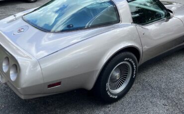 Chevrolet-Corvette-1982-Coupe-7