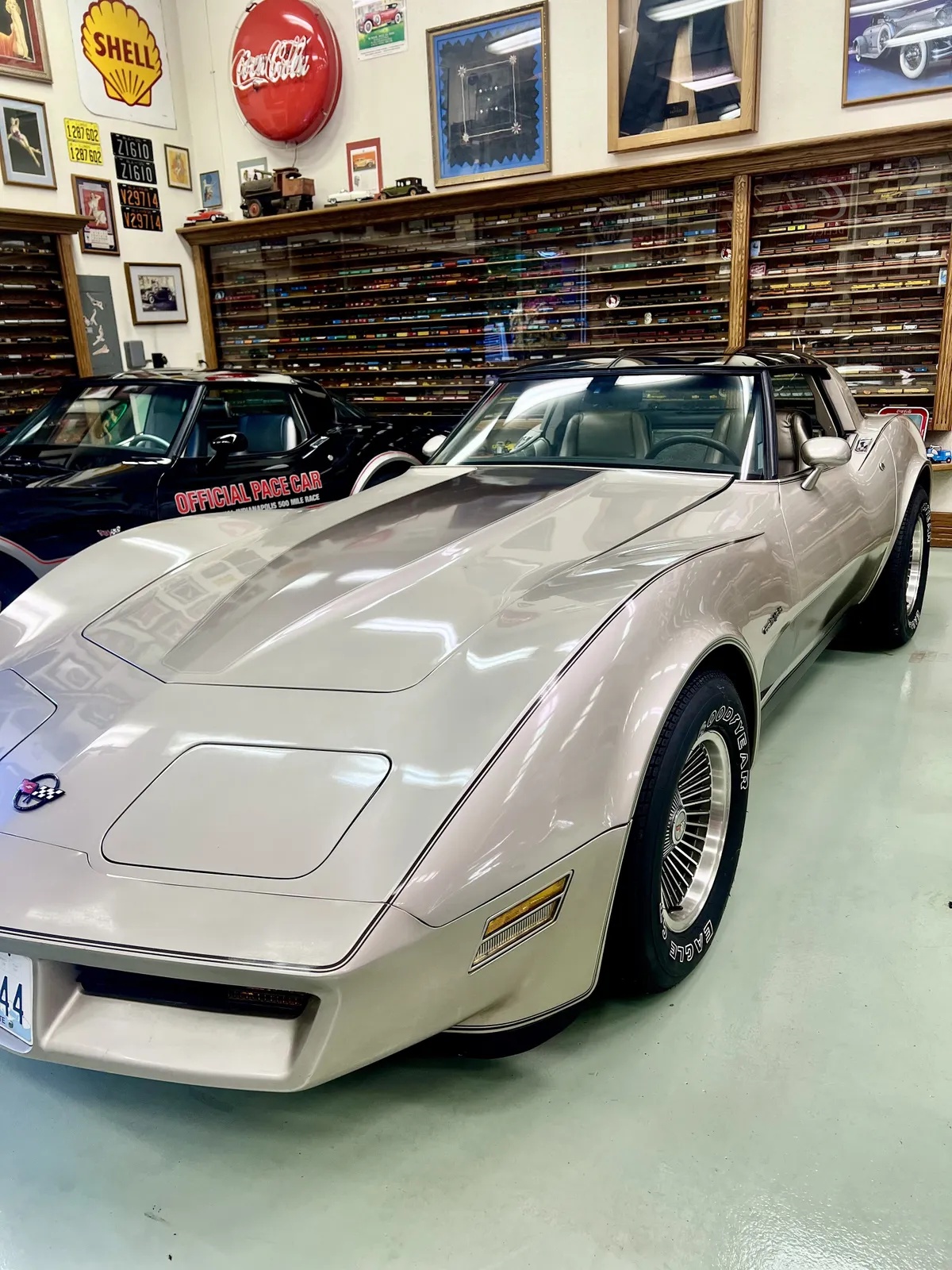 Chevrolet-Corvette-1982-Silver-Beige-Metallic-Multi-Tone-Silver-Beige-Leather-1