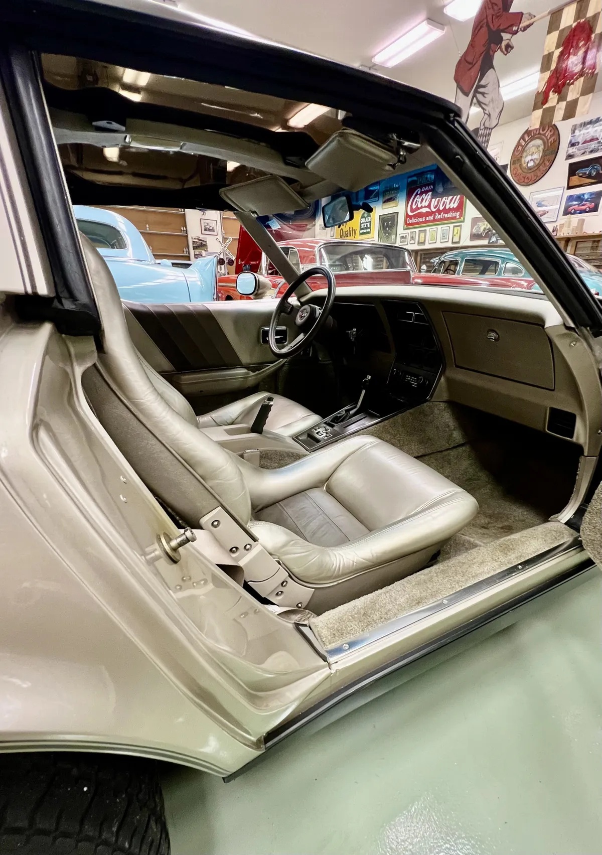 Chevrolet-Corvette-1982-Silver-Beige-Metallic-Multi-Tone-Silver-Beige-Leather-10