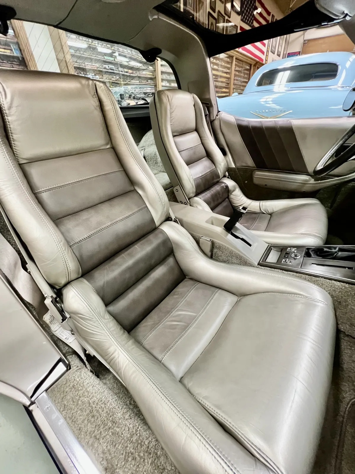 Chevrolet-Corvette-1982-Silver-Beige-Metallic-Multi-Tone-Silver-Beige-Leather-11