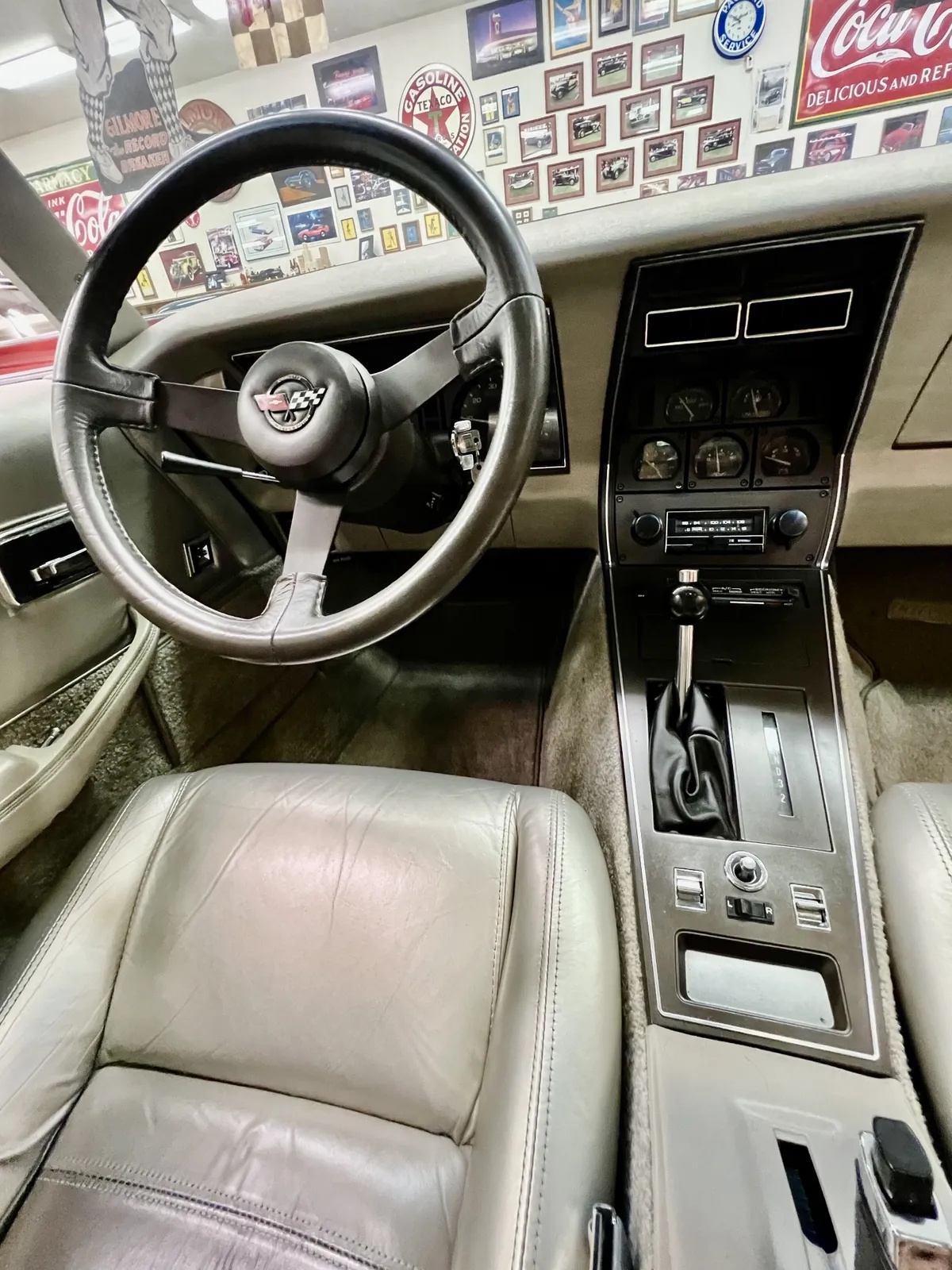 Chevrolet-Corvette-1982-Silver-Beige-Metallic-Multi-Tone-Silver-Beige-Leather-12