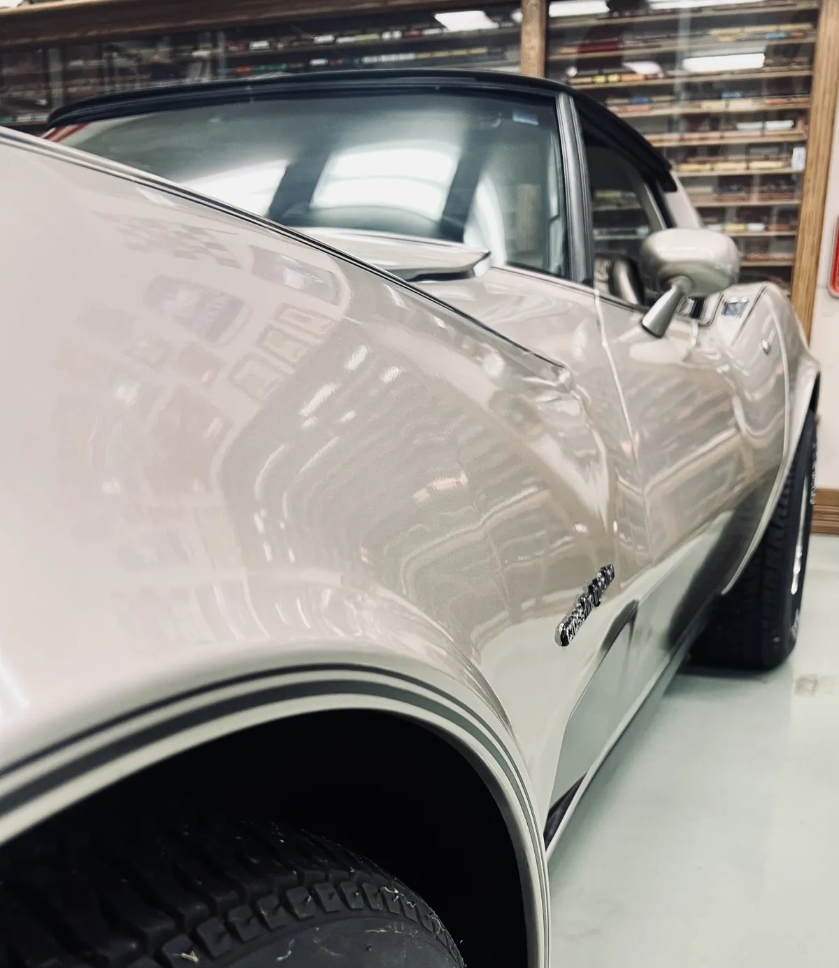 Chevrolet-Corvette-1982-Silver-Beige-Metallic-Multi-Tone-Silver-Beige-Leather-2