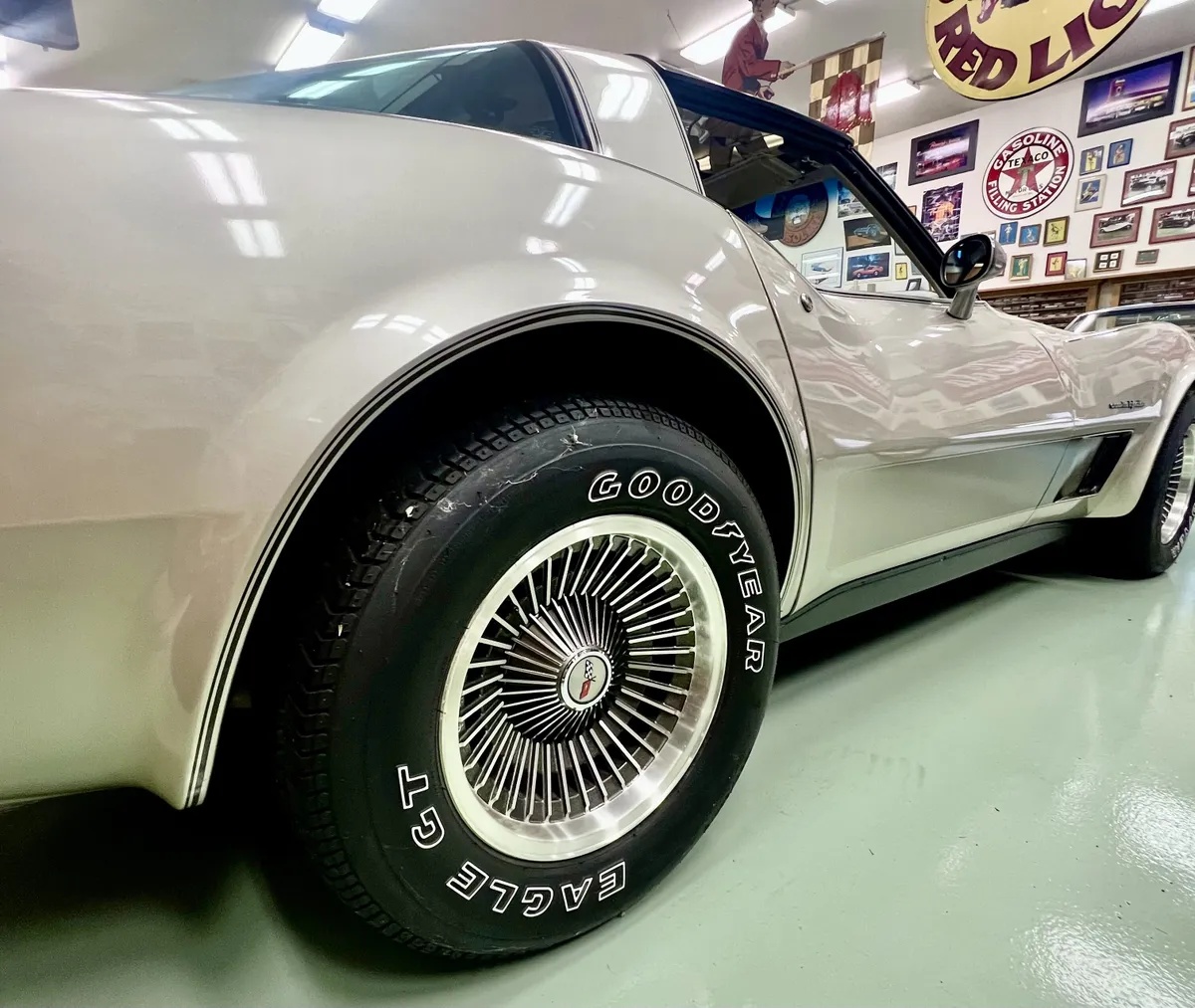 Chevrolet-Corvette-1982-Silver-Beige-Metallic-Multi-Tone-Silver-Beige-Leather-4