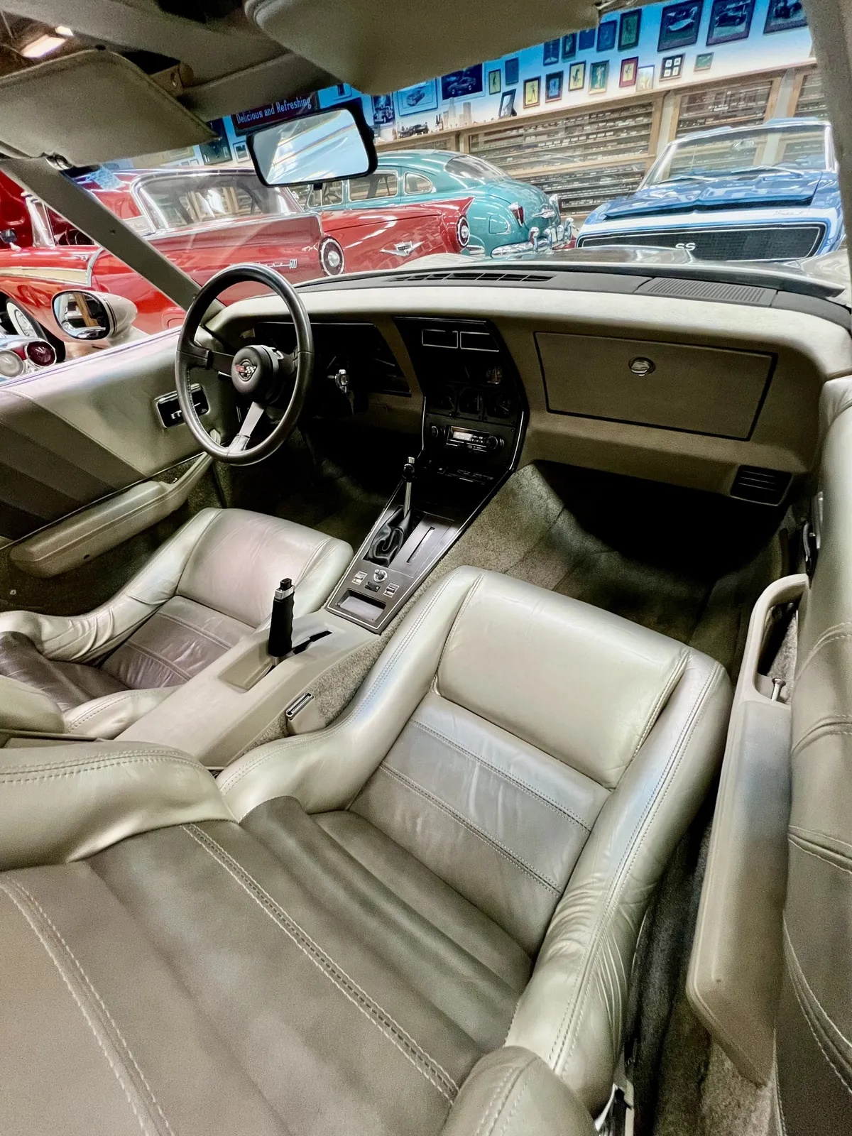 Chevrolet-Corvette-1982-Silver-Beige-Metallic-Multi-Tone-Silver-Beige-Leather-6