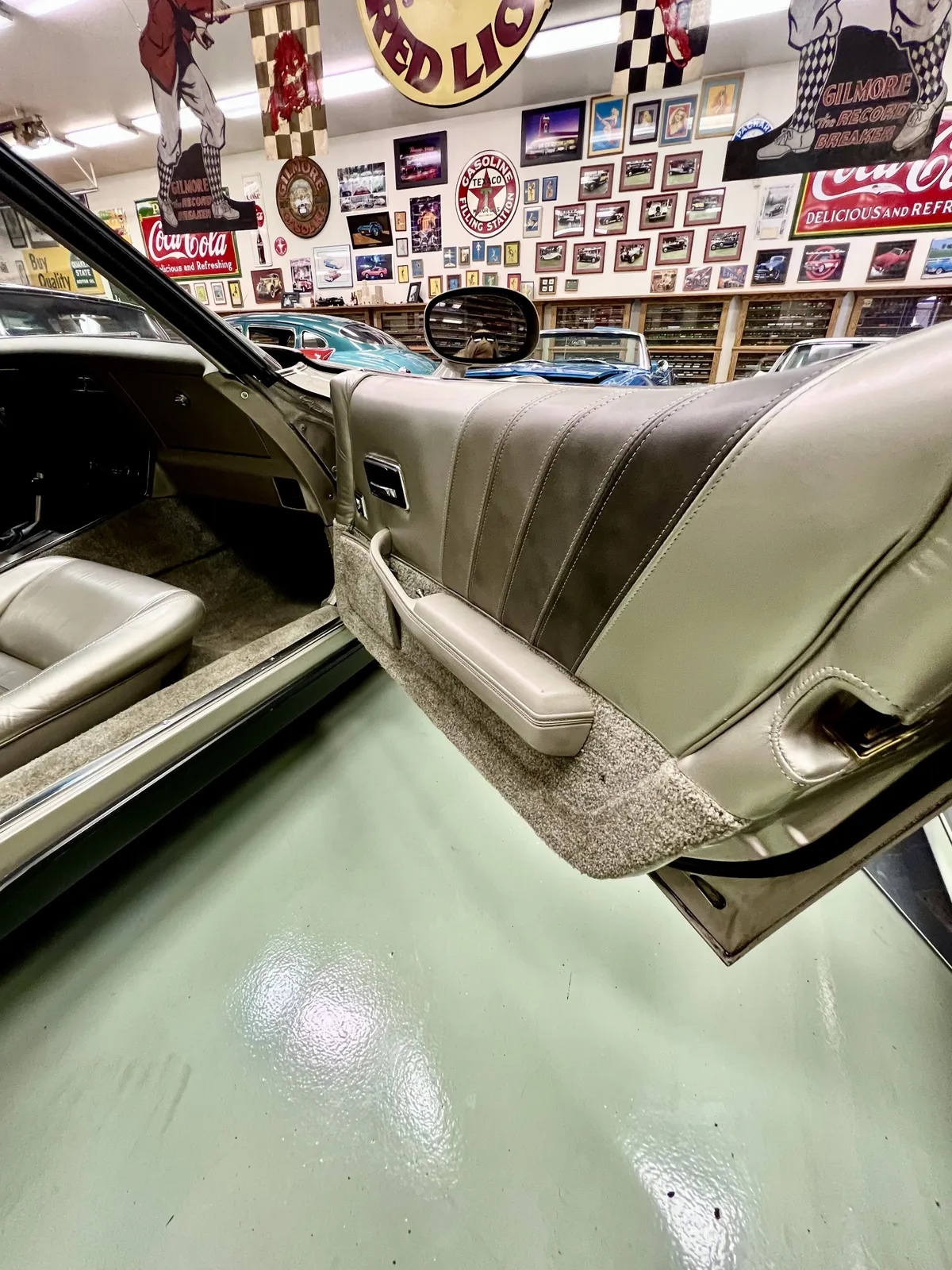 Chevrolet-Corvette-1982-Silver-Beige-Metallic-Multi-Tone-Silver-Beige-Leather-9