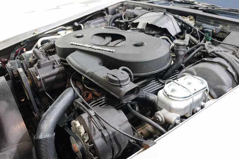 Chevrolet-Corvette-1982-Silver-Red-1