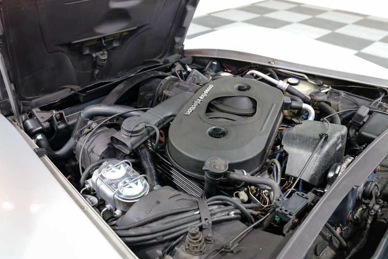 Chevrolet-Corvette-1982-Silver-Red-15