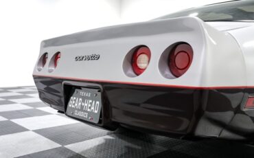 Chevrolet-Corvette-1982-Silver-Red-18