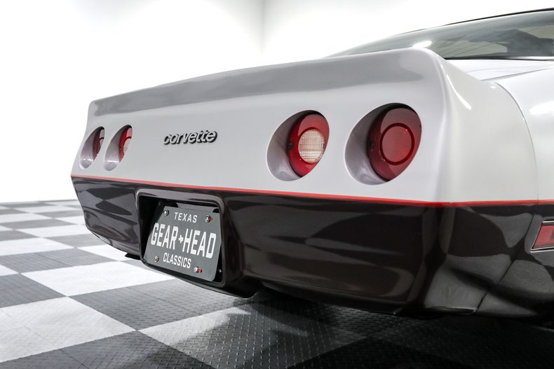 Chevrolet-Corvette-1982-Silver-Red-18