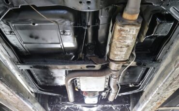 Chevrolet-Corvette-1982-Silver-Red-2