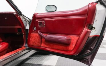 Chevrolet-Corvette-1982-Silver-Red-20