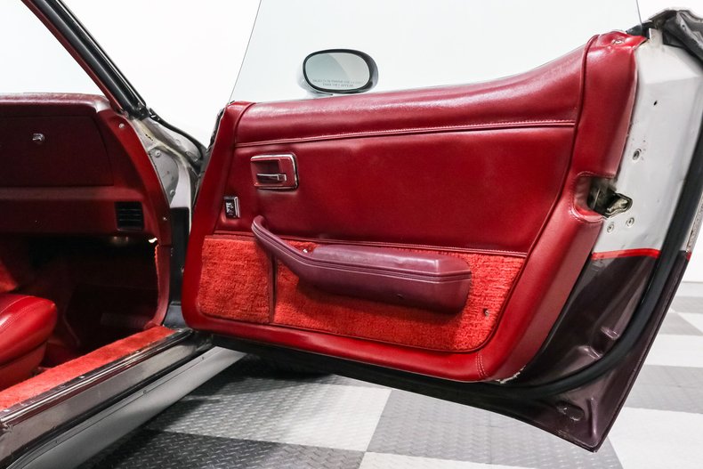 Chevrolet-Corvette-1982-Silver-Red-20