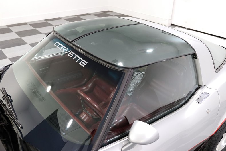 Chevrolet-Corvette-1982-Silver-Red-23