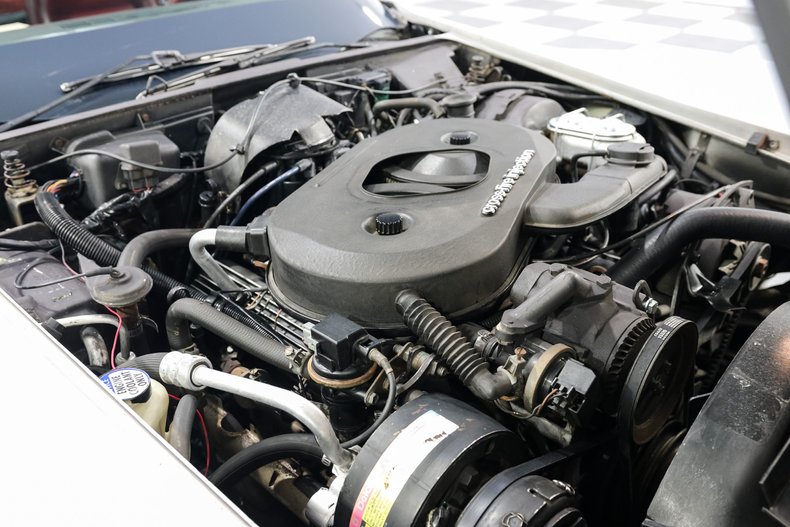 Chevrolet-Corvette-1982-Silver-Red-26