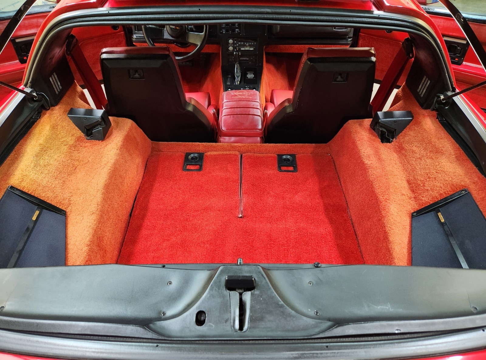 Chevrolet-Corvette-1986-Hatchback-24