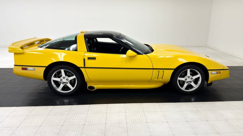 Chevrolet-Corvette-1988-Yellow-Black-16