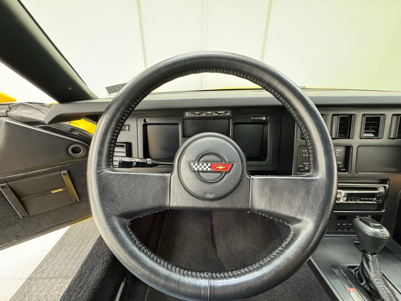Chevrolet-Corvette-1988-Yellow-Black-39
