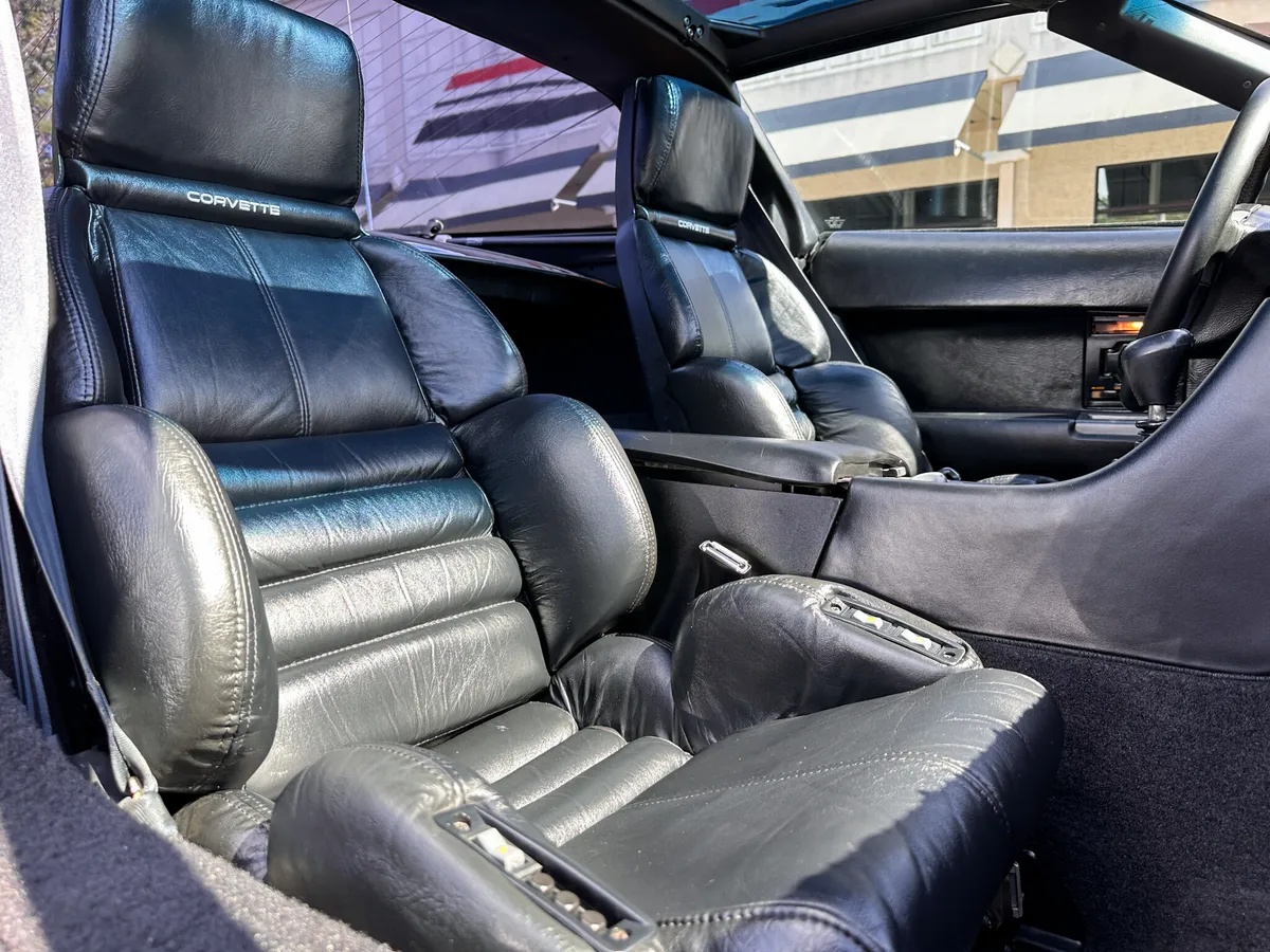 Chevrolet-Corvette-1990-Black-Black-5