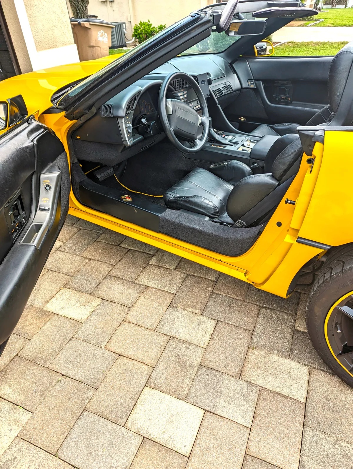 Chevrolet-Corvette-1990-Competiton-Yellow-Black-Leather-2