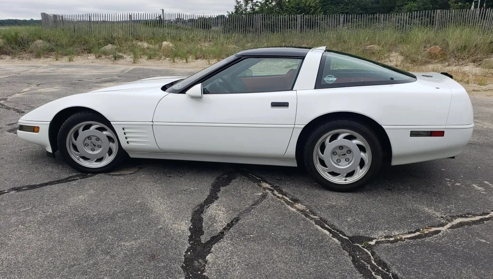 Chevrolet-Corvette-1991-White-Red-13