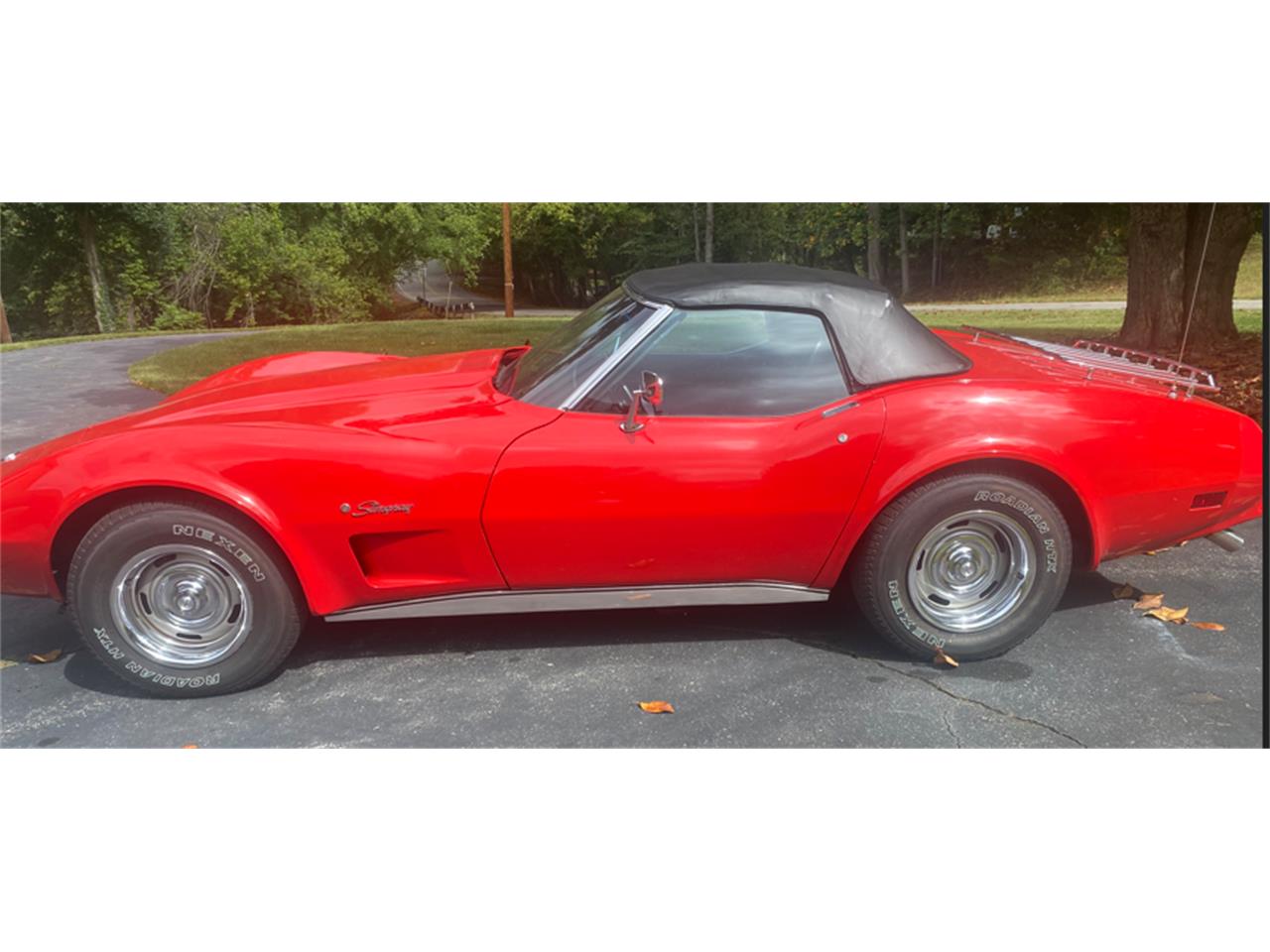 Chevrolet-Corvette-stingray-1975-red-black