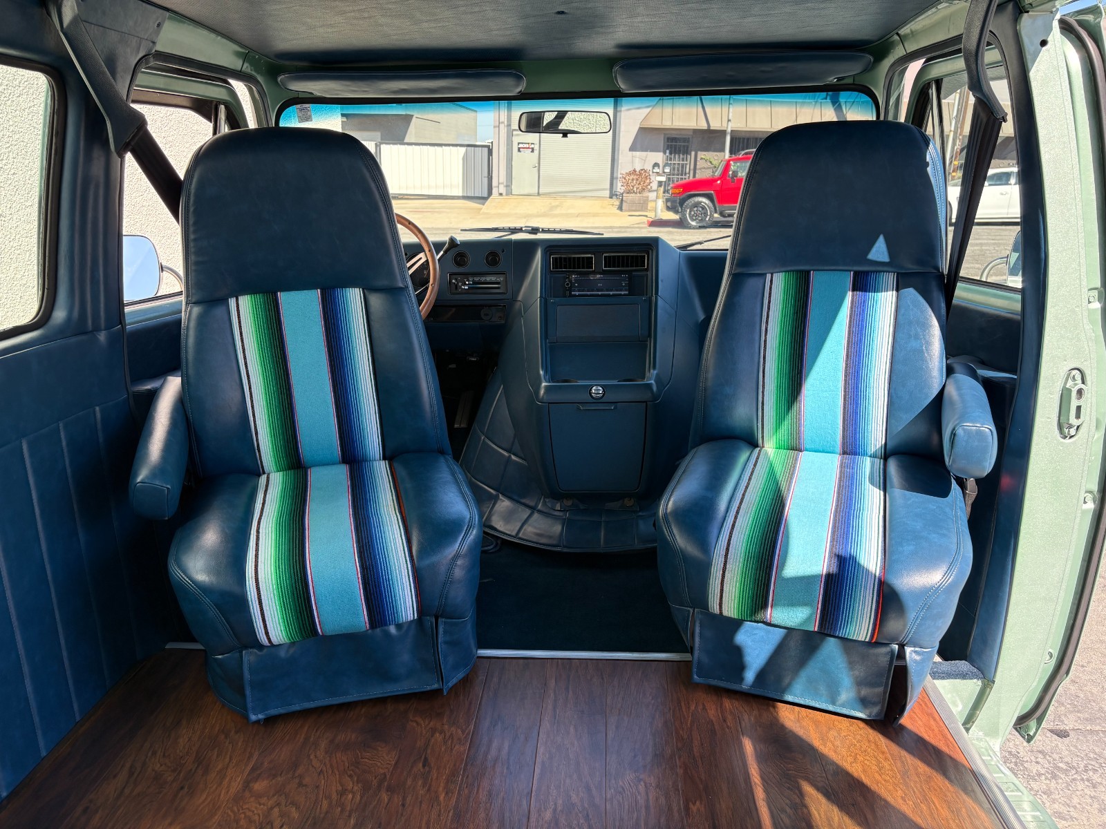 Chevrolet-G10-Van-1987-21