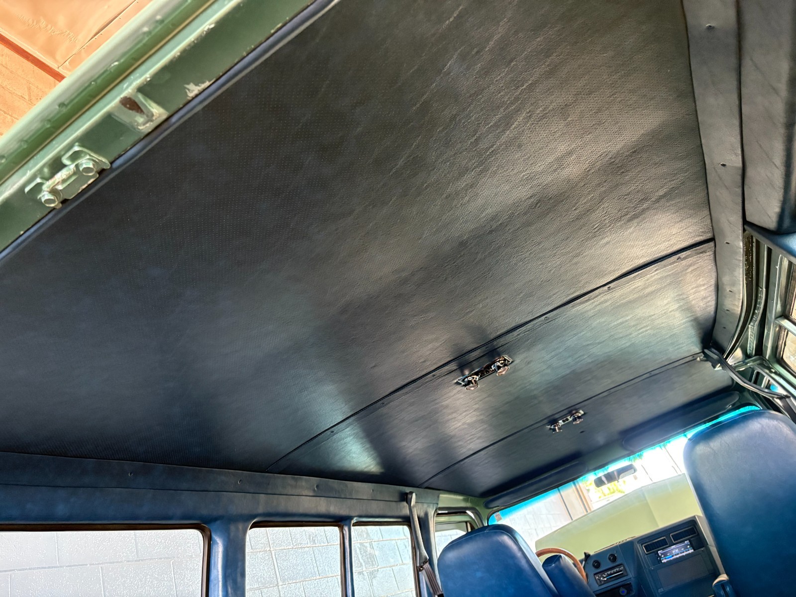 Chevrolet-G10-Van-1987-23