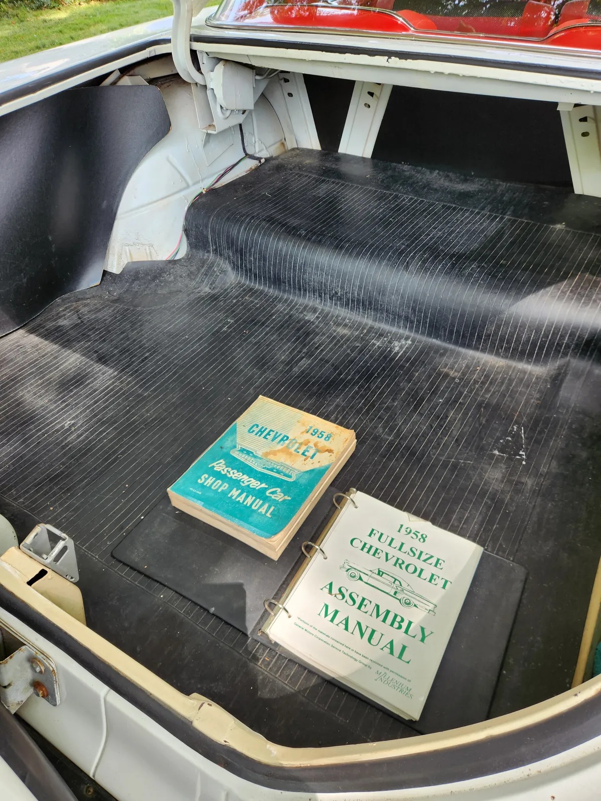 Chevrolet-Impala-1958-White-Red-Silver-Black-2