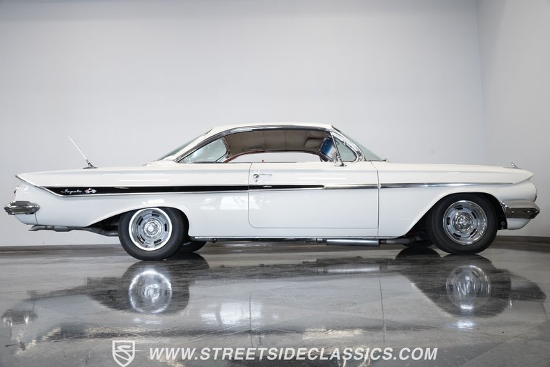 Chevrolet-Impala-1961-Ermine-White-Red-15