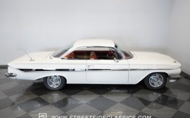 Chevrolet-Impala-1961-Ermine-White-Red-17