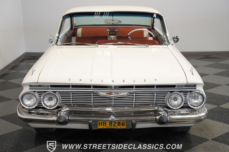 Chevrolet-Impala-1961-Ermine-White-Red-23