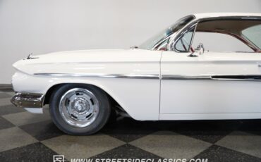 Chevrolet-Impala-1961-Ermine-White-Red-25