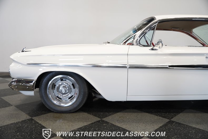 Chevrolet-Impala-1961-Ermine-White-Red-25