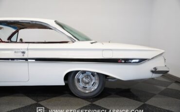 Chevrolet-Impala-1961-Ermine-White-Red-26